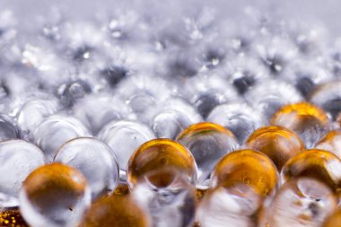 Hidrojel su toplar üzerine altın ve gümüş parlak yüzey doku. Jel top yakın çekim.