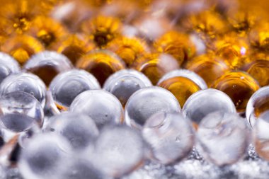 Hidrojel su toplar üzerine altın ve gümüş parlak yüzey doku. Jel top yakın çekim.