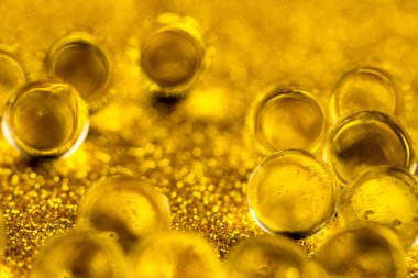 Crystal jel su topları altın doku döndürme parıltı. Makro görüntüleri kapat.