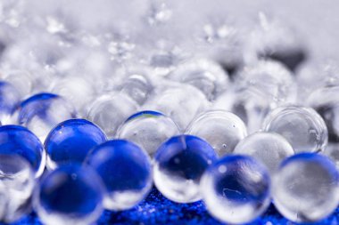 Hidrojel topu mavi ve gümüş yüzeyde döner. Makroyu kapat.