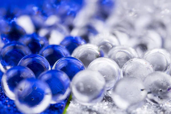 Boule Hydrogel Tournant Sur Surface Bleue Argentée Fermer Macro — Photo