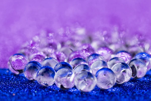 Boule Hydrogel Tournant Sur Surface Bleue Violette Fermer Macro — Photo