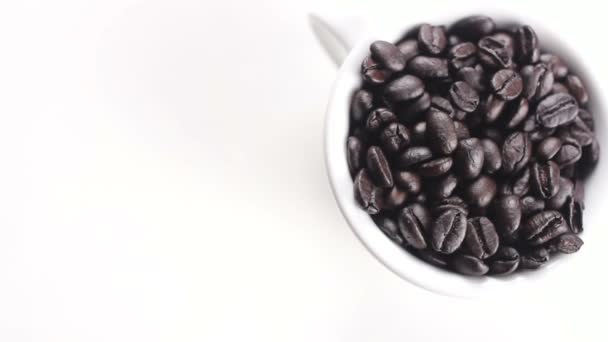 Czarna Fasola Kawa Białe Filiżanka Obracających Się Białe Tło Materiał — Wideo stockowe