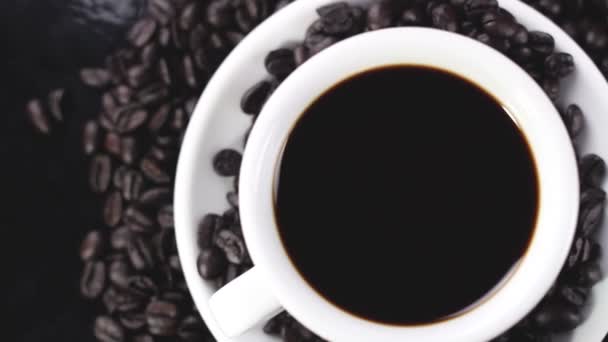 Czarna Kawa Białe Filiżanka Płycie Ziaren Kawy Obrotowa Ciemnej Powierzchni — Wideo stockowe