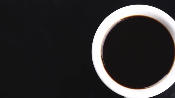 Schwarzer Kaffee Weißer Tasse Rotiert Auf Dunkler Oberfläche — Stockvideo