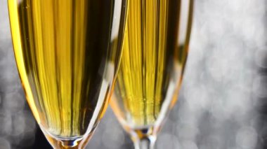 Arka plan üzerinde gümüş glitter tinsel Noel dekorasyonu ile iki şampanya bardağı, yakın çekim.