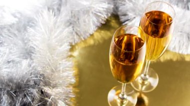 Noel altın ve gümüş ile şampanya bardağı tinsel dekorasyon. Yakın çekim.