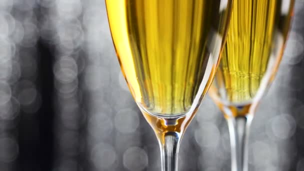 Närbild Två Champagneglas Med Silverglitter Tinsel Juldekoration Bakgrund — Stockvideo