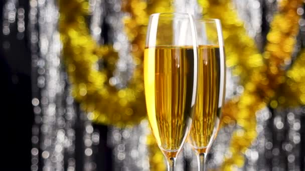 Kadeh Şampanya Noel Gümüş Altın Tinsel Dekorasyon Zemin Üzerine — Stok video