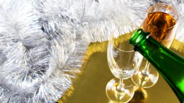 Champagneglas Med Jul Guld Och Silver Glitter Dekoration Närbild — Stockvideo