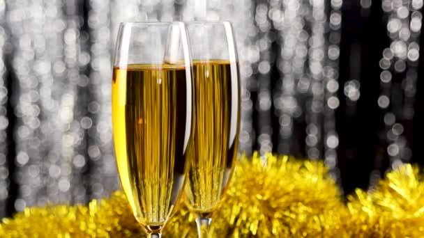 Два Келихи Шампанського Різдвяним Срібним Золотим Прикрасою Мішури — стокове відео