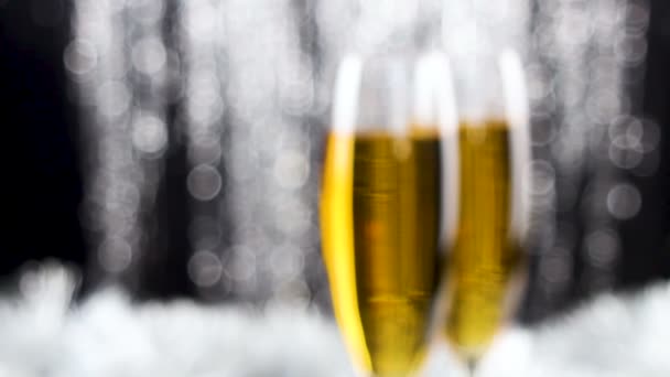 Champagne Kristály Pohár Ezüst Karácsonyi Talmi Háttérben Közelről — Stock videók