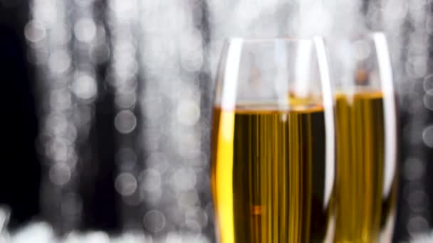 Champagner Kristallglas Mit Silbernem Weihnachtslametta Auf Hintergrund Nahaufnahme — Stockvideo