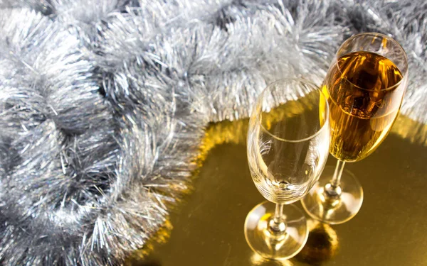 Two Champagne Wine Glasses Gold Silver Christmas Tinsel Decoration — Stock Photo, Image