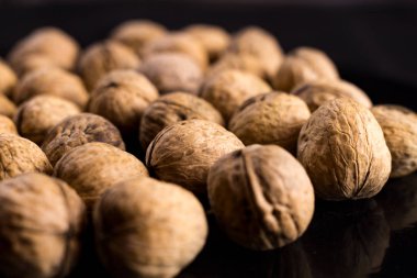 Siyah arka planda cevizler. Kapat..