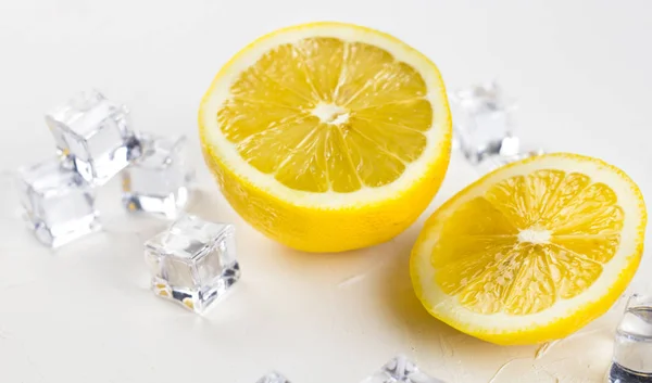 Fresh Sliced Lemon Crystal Ice Cubes White Textures Surface Close — Stock Photo, Image