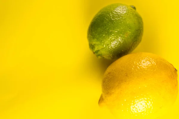 Čerstvého Citronu Limetky Pozadí Žluté Pastelové Detailní Záběr — Stock fotografie