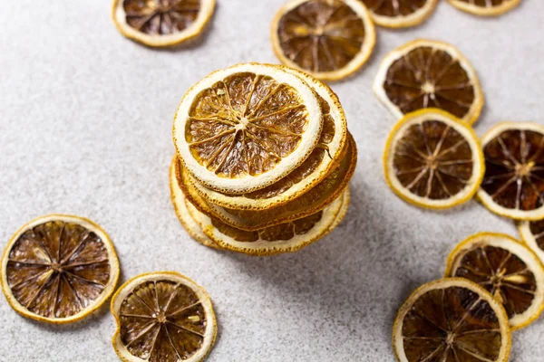 Limón Naranja Rodajas Secas Sobre Una Superficie Textura Blanca Macro —  Fotos de Stock
