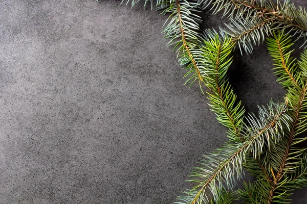 松树树枝在深色纹理表面 顶部视图 圣诞节背景 — 图库照片#