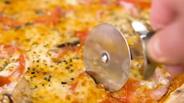 Gros Plan Sur Pizza Chaude Fraîche Coupée Main — Video