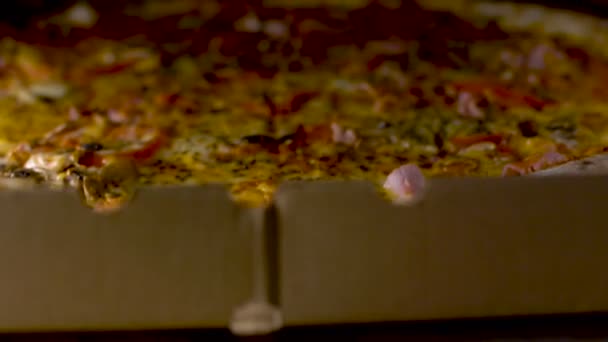 Boîte ouverte avec pizza chaude à l'intérieur. Gros plan .