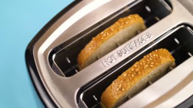Güzel tost tost ağır çekimde haşhaş yukarıya. Görüntüleri kapat.
