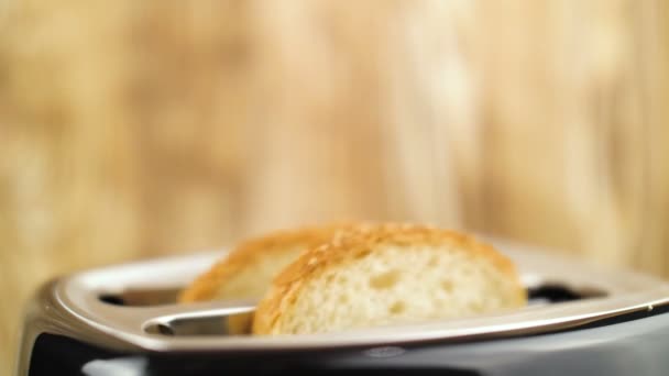 Свіжий Нарізаний Хліб Падає Тостер Повільному Русі Крупним Планом — стокове відео