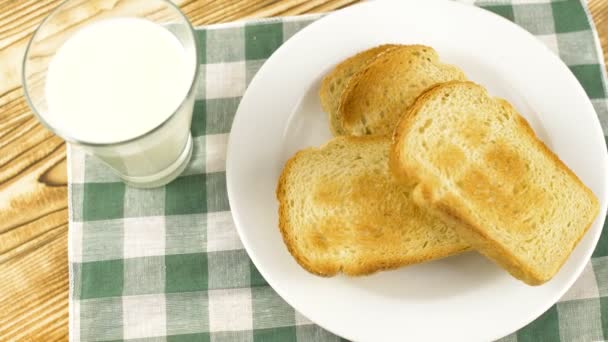Torradas Quentes Frescas Pão Prato Branco Com Leite Vidro Toalha — Vídeo de Stock