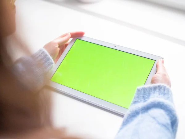 Kobieta Ręku Trzymać Tablet Zielonego Ekranu Dotknij Palcem Ekranie Yuang — Zdjęcie stockowe