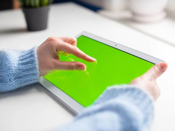 妇女拿着绿色屏幕手拿着平板电脑 然后点击屏幕上的手指 关闭元女网上购物 — 图库照片#