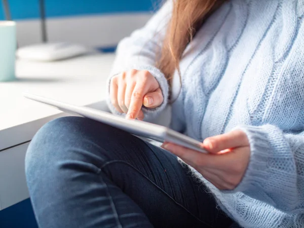 Menina Jovem Camisola Azul Segurar Tablet Compras Line Fechar Tecnologia — Fotografia de Stock