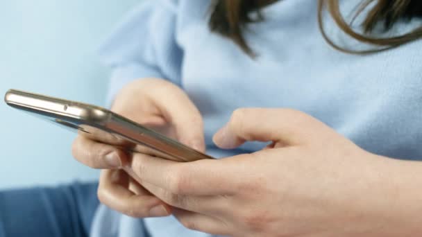 Mensaje Texto Chica Joven Teléfono Inteligente Asiento Sofá Primer Plano — Vídeo de stock