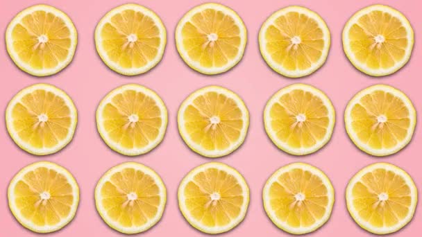 Abstracte kleur animatie van gesneden citroen op roze pastel achtergrond. 4k naadloze lus clip art fruit beelden. — Stockvideo