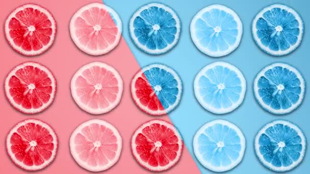 Animación abstracta en color azul y rojo de limón en rodajas y pomelo sobre pastel b — Vídeo de stock