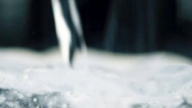 Cam kabarcıklar ile dökülen su kapatın. Yavaş çekim görüntüleri.