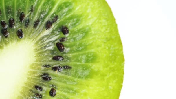 回転する新鮮なグリーンキウイフルーツのマクロショット クローズアップフッテージ — ストック動画