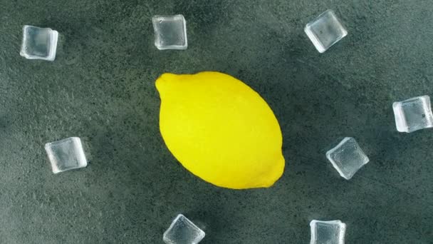 Čerstvé Citrony Otáčejí Tmavém Povrchu Ledovými Kostkami Zavřít Záběr — Stock video