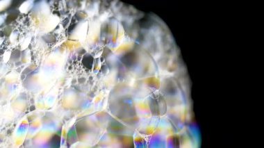 İçinde farklı renk tespile sabun kabarcıkları kapatın. Makro 4k görüntülerini kapatın.