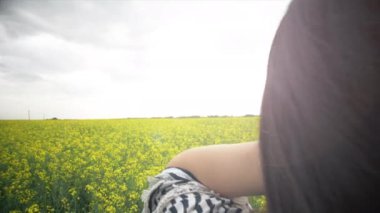 Genç kız gün batımında tecavüz sahasında kal. 4K yavaş çekim görüntülerini kapat.