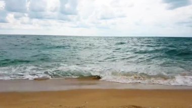 Plaj ile deniz suyu dalgaları gönderin. Doğa okyanusu.