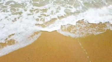 Plaj ile deniz suyu dalgaları gönderin. Doğa okyanusu.