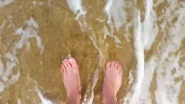 Pies Arena Playa Con Olas Agua Espuma — Vídeo de stock