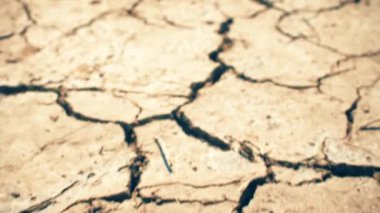 Kuru çöl zeminini kapatın. Kuru mevsimin doğa dokusu. 4kfootage.