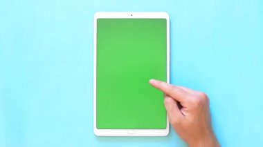 Adam elleri ekran tabletüzerinde kaydırın. Üst te. 4k yeşil ekran görüntüleri.