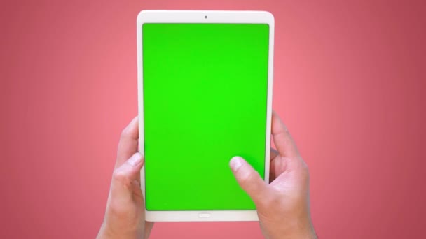 Männerhände Wischen Mit Einer Tablette Über Die Oberfläche Green Screen — Stockvideo