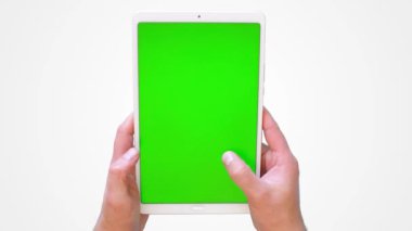 Erkeklerin elleri bir tabletle yüzeyde kaydırır. Yeşil ekran görüntüleri. 4k. Üst görünüm.