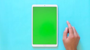 Instagram ve lige sonrası gibi tabletüzerinde adam el kaydırma. Üst te 4k yeşil ekran görüntüleri.