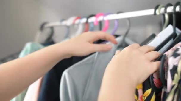 Nahaufnahme Einer Frau Hand Hand Kleiderschrank Mit Verschiedenen Stoffen Lebensstil — Stockvideo