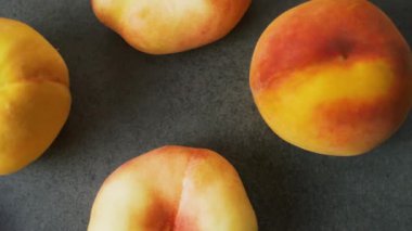 Koyu arka plan yüzeyinde yammy taze şeftali yakın. Güzel yaz meyve üst görünümü. 4k görüntü.