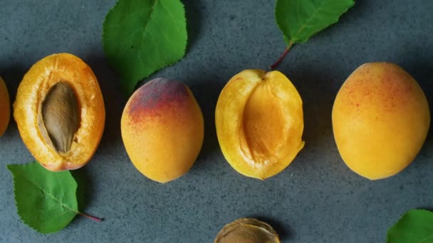 Schöne Leckere Frische Scheiben Geschnittene Aprikosen Mit Grünen Baumblättern Bleiben — Stockvideo